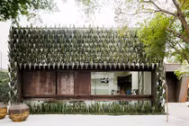 Mê mẩn ngôi nhà được bao phủ hơn 3.500 bình hoa