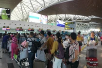 Cấm bay 12 tháng khách ném điện thoại vào nhân viên hàng không