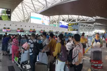 Cấm bay 12 tháng khách ném điện thoại vào nhân viên hàng không