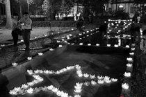 Ảnh người dân thắp nến tri ân ĐT Võ Nguyên Giáp