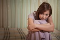 Tấm ảnh cũ dưới gối tiết lộ bí mật của chồng và chị ve chai