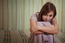 Tấm ảnh cũ dưới gối tiết lộ bí mật của chồng và chị ve chai