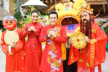 Xem các mỹ nam Việt “xúng xính” áo dài du xuân đón Tết 