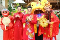 Xem các mỹ nam Việt “xúng xính” áo dài du xuân đón Tết 