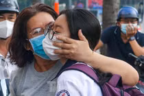 Phụ huynh đội nắng ngóng thí sinh “vượt vũ môn” vào lớp 10