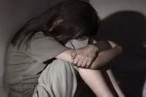 Mẹ chết đứng khi nghe con gái 10 tuổi kể chuyện bị cha xâm hại