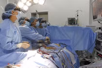 Ho ra máu, BS phải cưa xương ức để bóc khối u khủng
