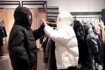 Soi dòng áo phao "ngoài hành tinh" chống rét gây sốt