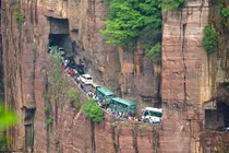 Cảnh tắc nghẽn rợn người trên con đường vách đá cheo leo