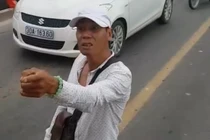 Thanh niên ‘hổ báo’ cầm hung khí chặn đầu xe bus quyết "khô máu" với tài xế