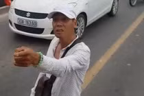 Thanh niên ‘hổ báo’ cầm hung khí chặn đầu xe bus quyết "khô máu" với tài xế