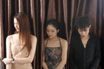 Kiều nữ 19 tuổi cùng 9 người 'đập đá' trong khách sạn