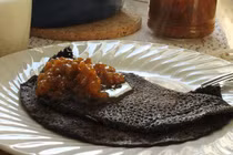 Kinh hãi những chiếc bánh rán được làm từ tiết động vật