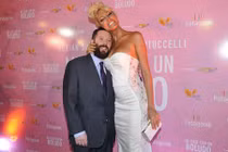 Cười té ghế hình ảnh đại gia "nấm lùn" đứng cạnh mỹ nhân