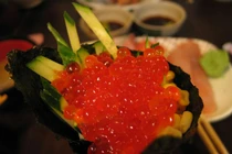 Tận mắt xem công đoạn sản xuất đặc sản trứng cá hồi của Nga