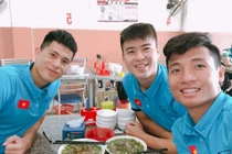 Bộ ba hậu vệ Olympic Việt Nam "đốn tim" fan với loạt ảnh đáng yêu