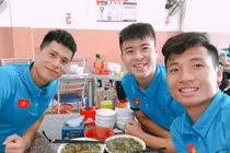 Bộ ba hậu vệ Olympic Việt Nam "đốn tim" fan với loạt ảnh đáng yêu