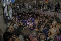 Kinh hãi nhà tù chật chội giam tù nhân IS ở Mosul