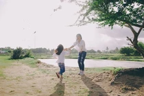 8 tuổi, tôi phát hiện bí mật của mẹ được giấu kín khi ông bà nội nói chuyện