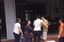 Xôn xao clip thanh niên ngoại tình bị mẹ, vợ bắt quả tang 