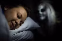 Rùng mình quái vật núp dưới gầm giường khách sạn