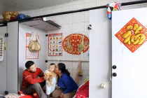 Độc chiêu biến nhà vệ sinh thành... nhà ở, tránh bão giá