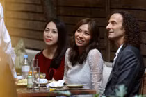 Ảnh Kenny G cùng bạn gái gốc Việt U40 ở nhà hàng Hà Nội