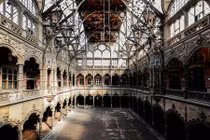 Hình ảnh ám ảnh trong những tòa nhà bị bỏ hoang