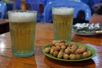 Bí mật quy trình sản xuất chiếc cốc vại bia “huyền thoại” ở Hà Nội