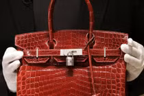 Túi xách hàng hiệu 400 triệu đồng bốc mùi chồn chết