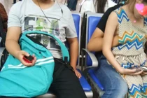 Phẫn nộ cha ruột sàm sỡ con gái ngay trước mặt vợ