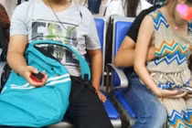 Phẫn nộ cha ruột sàm sỡ con gái ngay trước mặt vợ