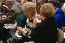 Bất ngờ phát hiện bí mật tiền tỷ bên trong chiếc bàn cũ kỹ