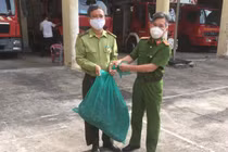 Dỡ ốp trần nhà kiểm tra, chủ nhà vội báo ngay cảnh sát