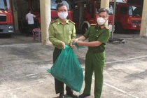 Dỡ ốp trần nhà kiểm tra, chủ nhà vội báo ngay cảnh sát