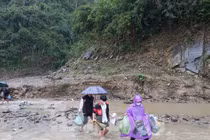 Thầy cô lội suối gieo chữ trong cái lạnh 'cắt da, cắt thịt'