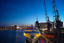 Khách sạn nổi xa hoa đầu tiên của Anh