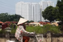 Ảnh: Người sống chen chúc với người chết giữa Thủ đô