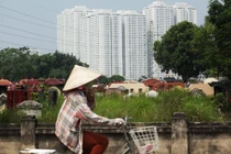 Ảnh: Người sống chen chúc với người chết giữa Thủ đô