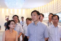 Ngỡ ngàng câu chuyện từ giáo viên dạy Hoá tới tỷ phú sở hữu gần 8 tỷ đô