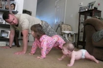 Tan chảy với hình ảnh bố chơi cùng con siêu dễ thương 