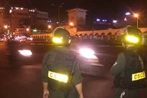 Cảnh sát cơ động Hà Nội bị ô tô kéo lê 300 m