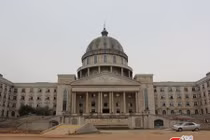 Tòa nhà “nhái” Nhà Trắng ở Trung Quốc bị bỏ hoang