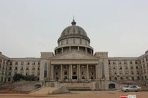 Tòa nhà “nhái” Nhà Trắng ở Trung Quốc bị bỏ hoang