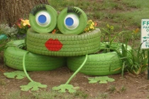 Trang trí sân vườn ấn tượng từ lốp xe cũ