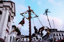 Tận mắt điệu nhảy nhào lộn giữa không trung ở Mexico