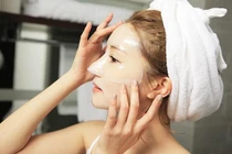 5 thói quen phụ nữ nên làm buổi tối để có làn da trẻ trung hơn