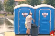 Clip hài: Có gì “thốn” hơn đi WC còn bị troll 