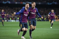 Messi chói sáng, Barca tiễn MU rời Champions League
