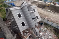 Nhà ba tầng gãy đôi, đổ sập bất thường